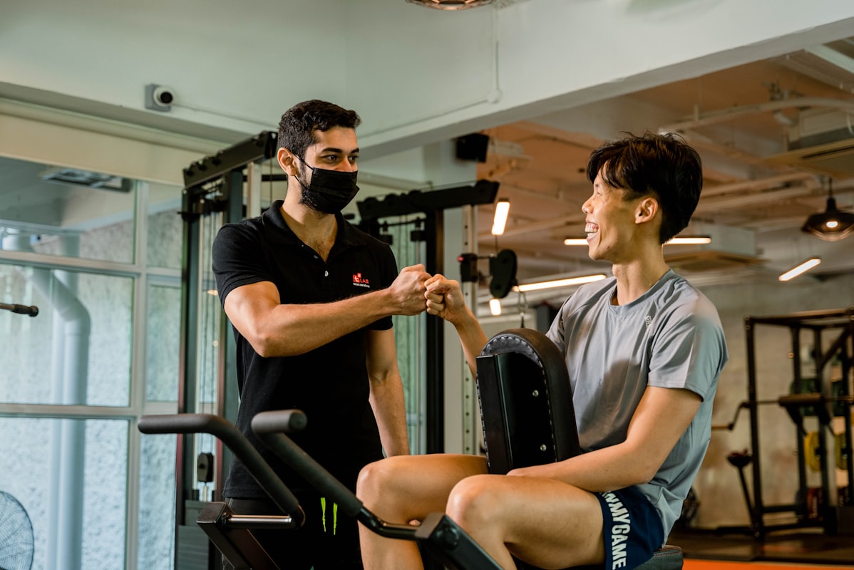 Persönlicher Trainer und Klient im Training